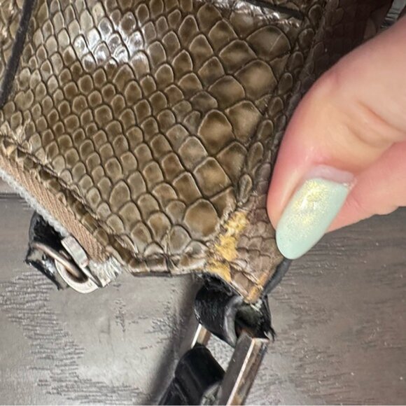 GUESS Snakeskin Embossed Shoulder Bag Y2K Rhinestone Logo Plate - Picture 4 of 7